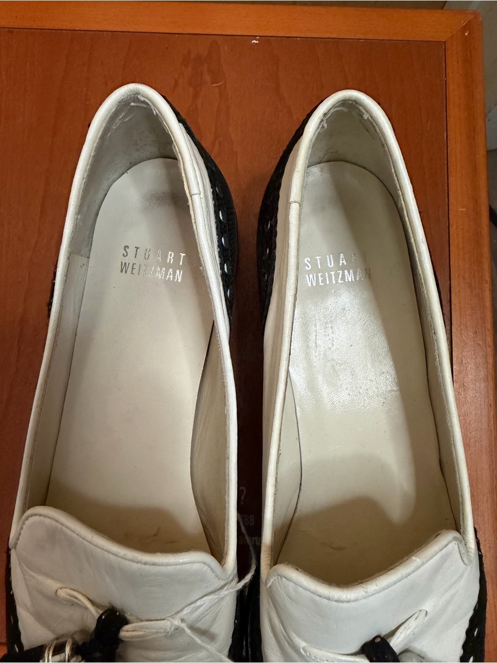 Stuart Weitzman Women’s Black & White Leather Tassel Loafers. Size: 9 - Picture 6 of 8